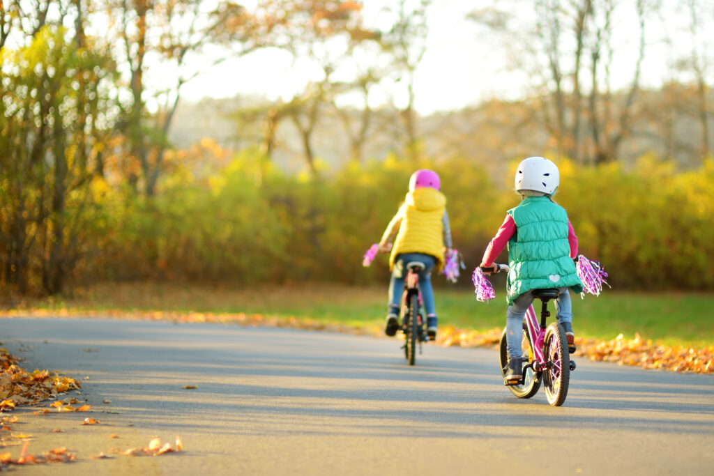 Barn cyklar till skolan
